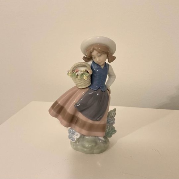 Royal Doulton and Lladro Figurines - will sell individual or multiple items - Picture 2 of 8